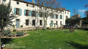 A two-story building with a garden in front. - Hotel Château de Palaja (Palaja)