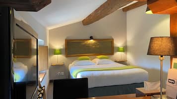 Chambre Double Deluxe, 1 grand lit | Minibar, coffres-forts dans les chambres, décoration personnalisée