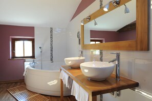 Suite familiar, 2 habitaciones | Baño | Cabezal de ducha tipo lluvia y artículos de higiene personal ecológicos