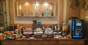 Desayuno buffet diario (EUR 15 por persona)