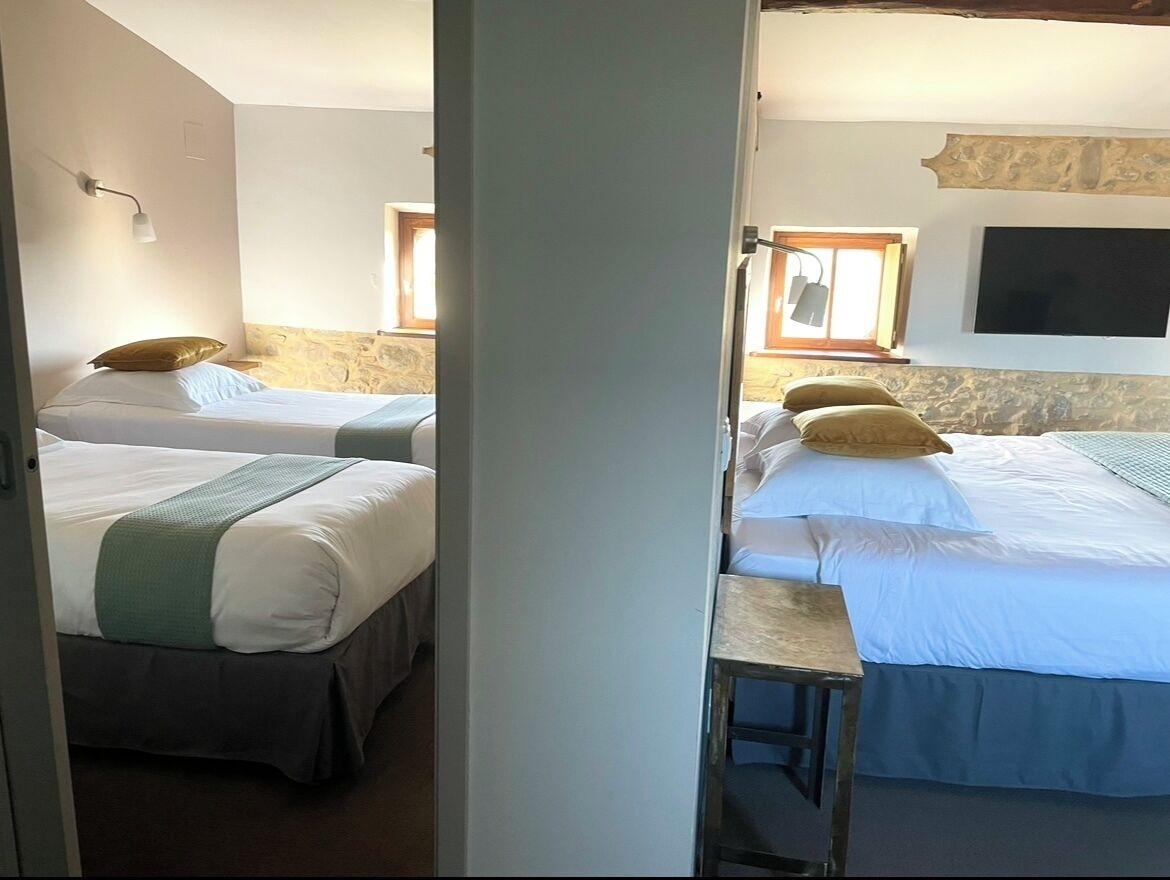 Suíte família, 2 quartos | Frigobar, cofres nos quartos, individualmente decorados