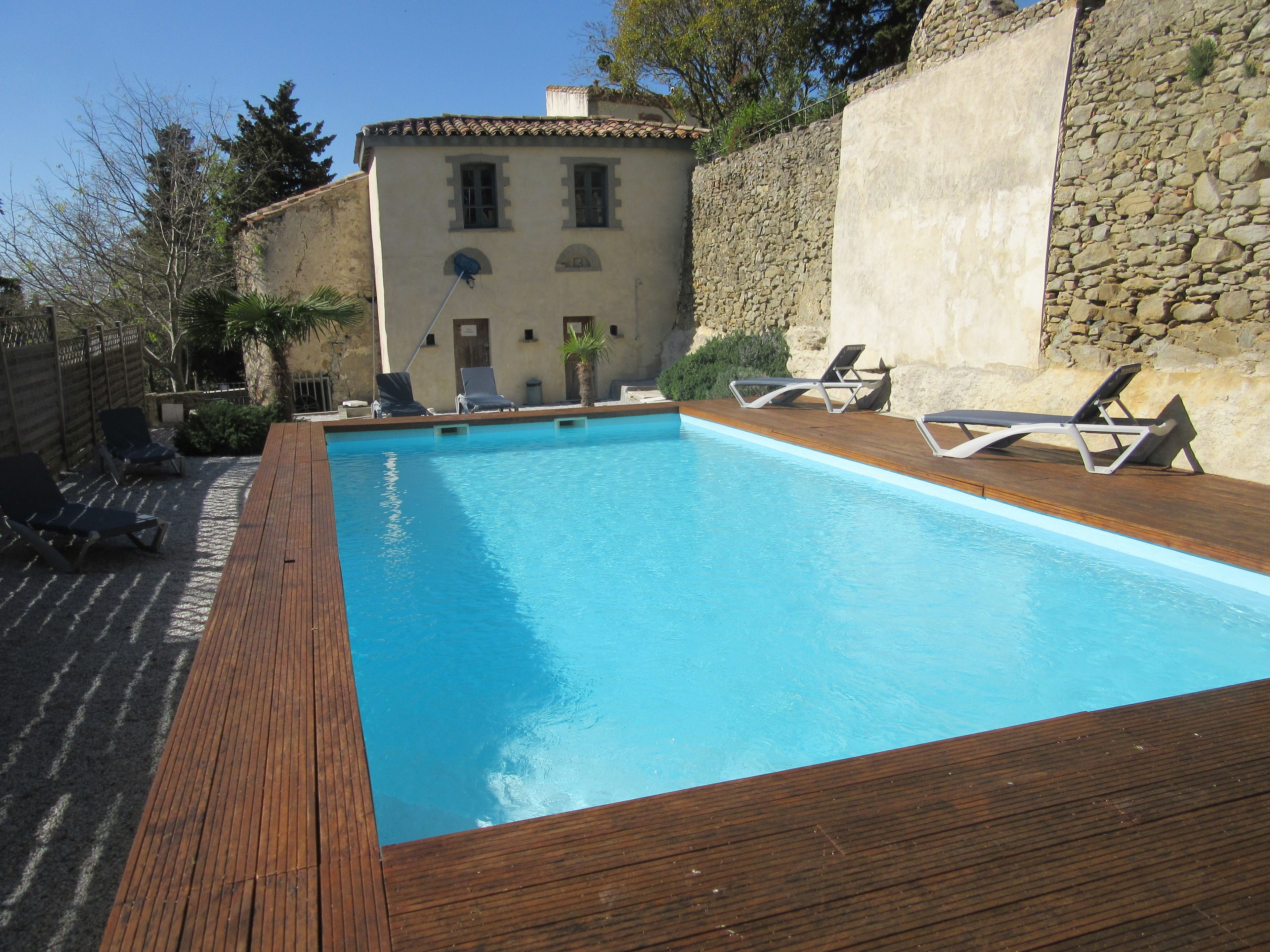 Alberca al aire libre, sombrillas en la alberca y camastros 