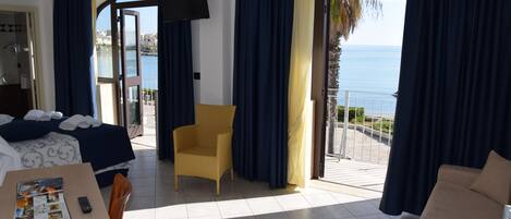 Literie de qualité supérieure, matelas mémoire de forme, minibar