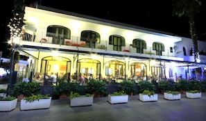 Façade de l’hébergement  – soirée/nuit