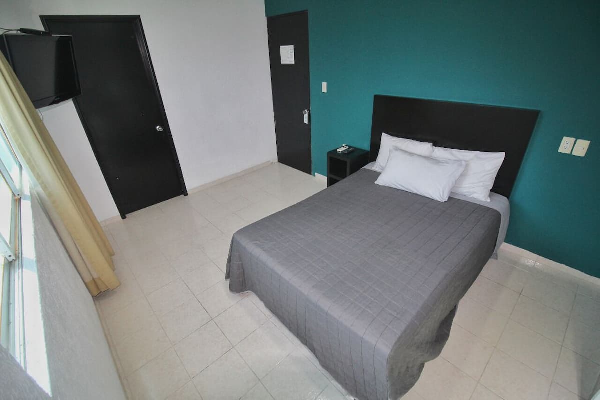 Habitación estándar, 1 cama matrimonial | Tabla de planchar con plancha, wifi gratis y ropa de cama