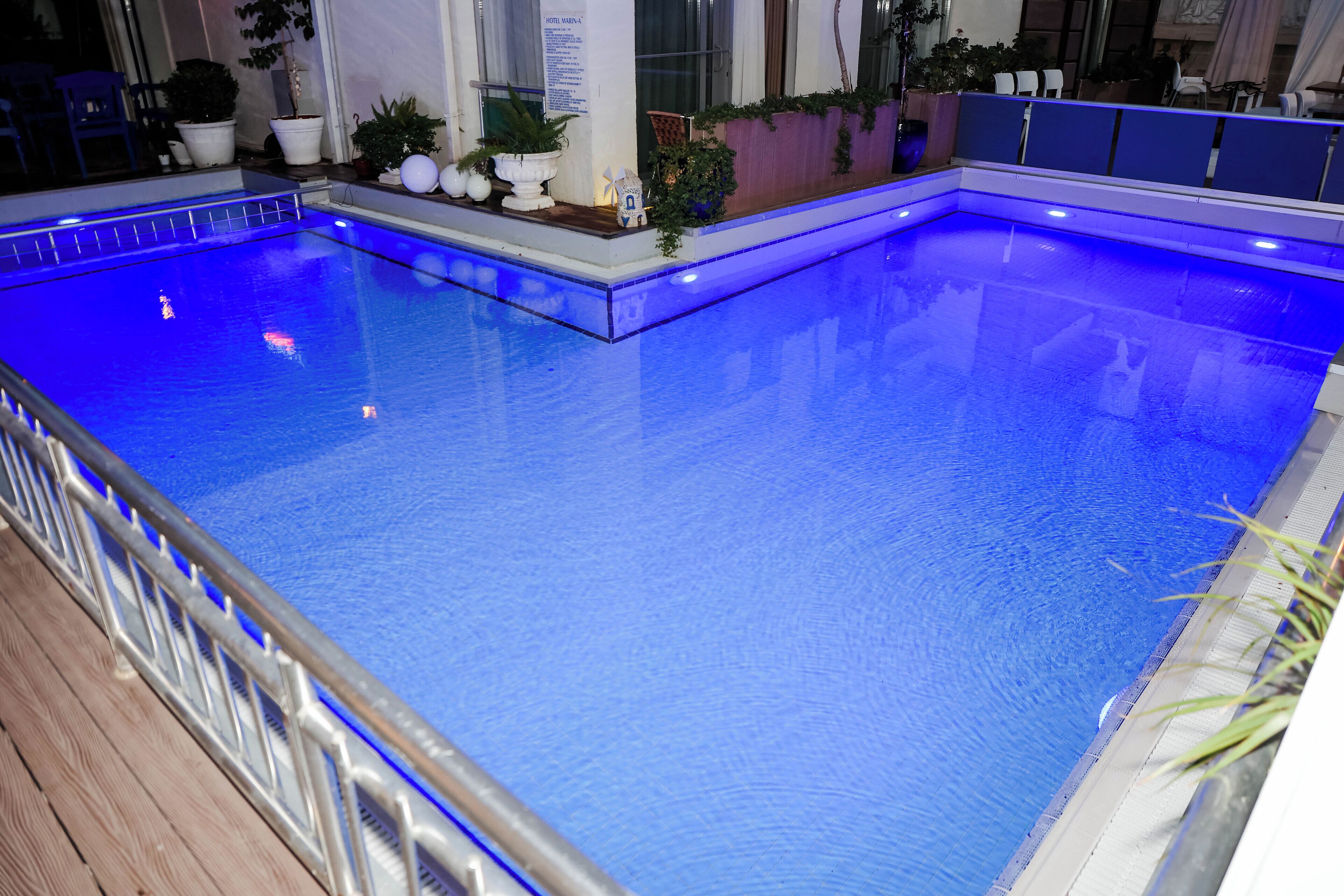 Piscina externa, guarda-sóis, espreguiçadeiras