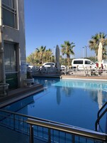 Piscina externa, guarda-sóis, espreguiçadeiras