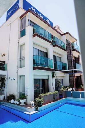 Outdoor pool, pool umbrellas, sun loungers