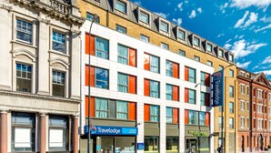 A Travelodge hotel with a modern facade, large windows, and a clear blue sky. - Travelodge London Vauxhall (London)