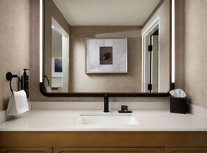 Combined shower/bathtub, designer toiletries, hair dryer, towels - Hotel Flor Tampa Downtown, Tapestry Collection by Hilton (Tampa)