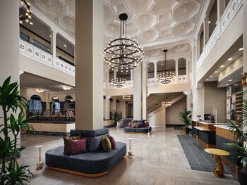 Hotel entrance and lobby at Hotel Flor Tampa Downtown, Tapestry Collection by Hilton
