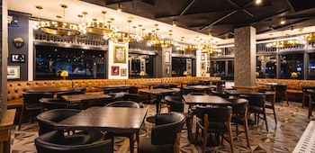 Lunch, dinner and brunch served at Hotel Flor Tampa Downtown, Tapestry Collection by Hilton