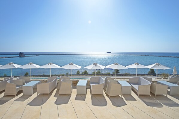 Plage, cabines gratuites, chaises longues, parasols