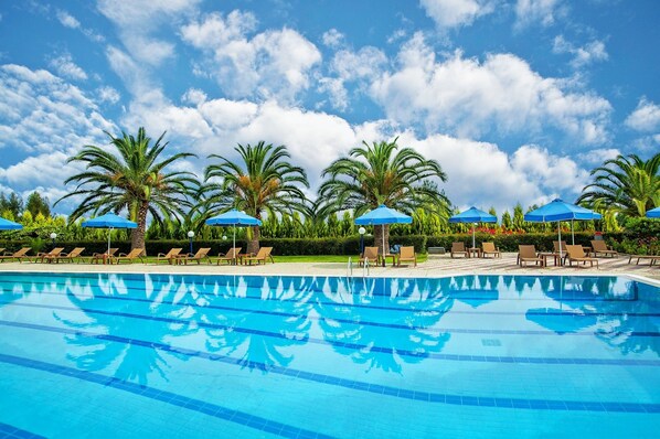 Outdoor pool, pool umbrellas, sun loungers - Xenios Port Marina Hotel (Kassandra)