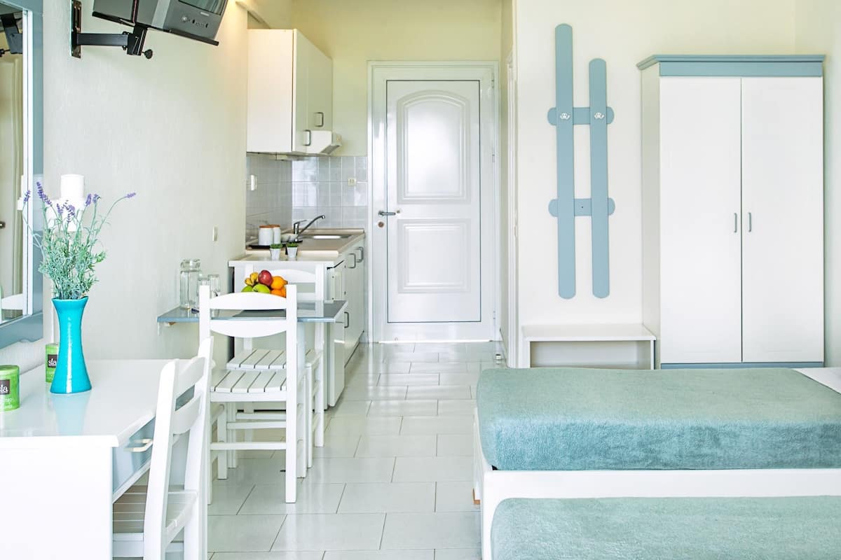 Chambre double ou avec lits jumeaux, vue sur la mer | Lit de bébé (gratuit), literie fournie