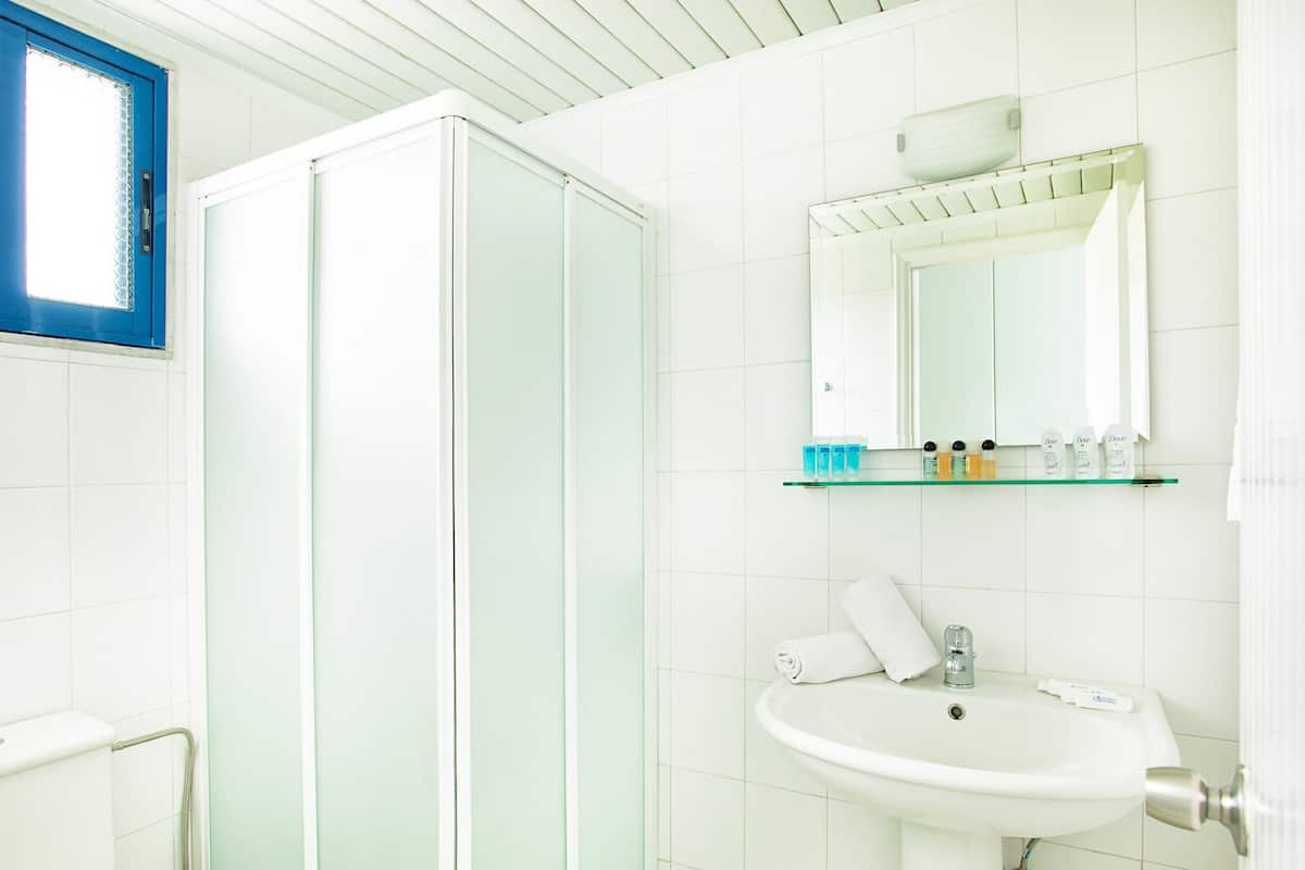 Douche, articles de toilette (gratuits), séchoir à cheveux