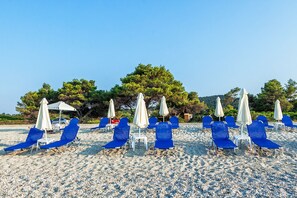 Nær stranden, hvit sand og buss til stranden (inkludert)