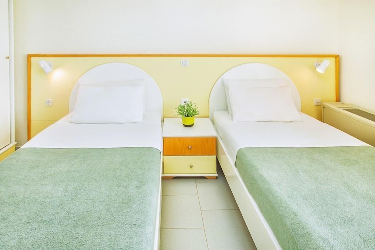 Chambre familiale, vue sur la mer | Lit de bébé (gratuit), literie fournie