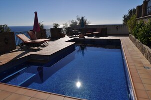 Außenpool, Sonnenschirme, Liegestühle