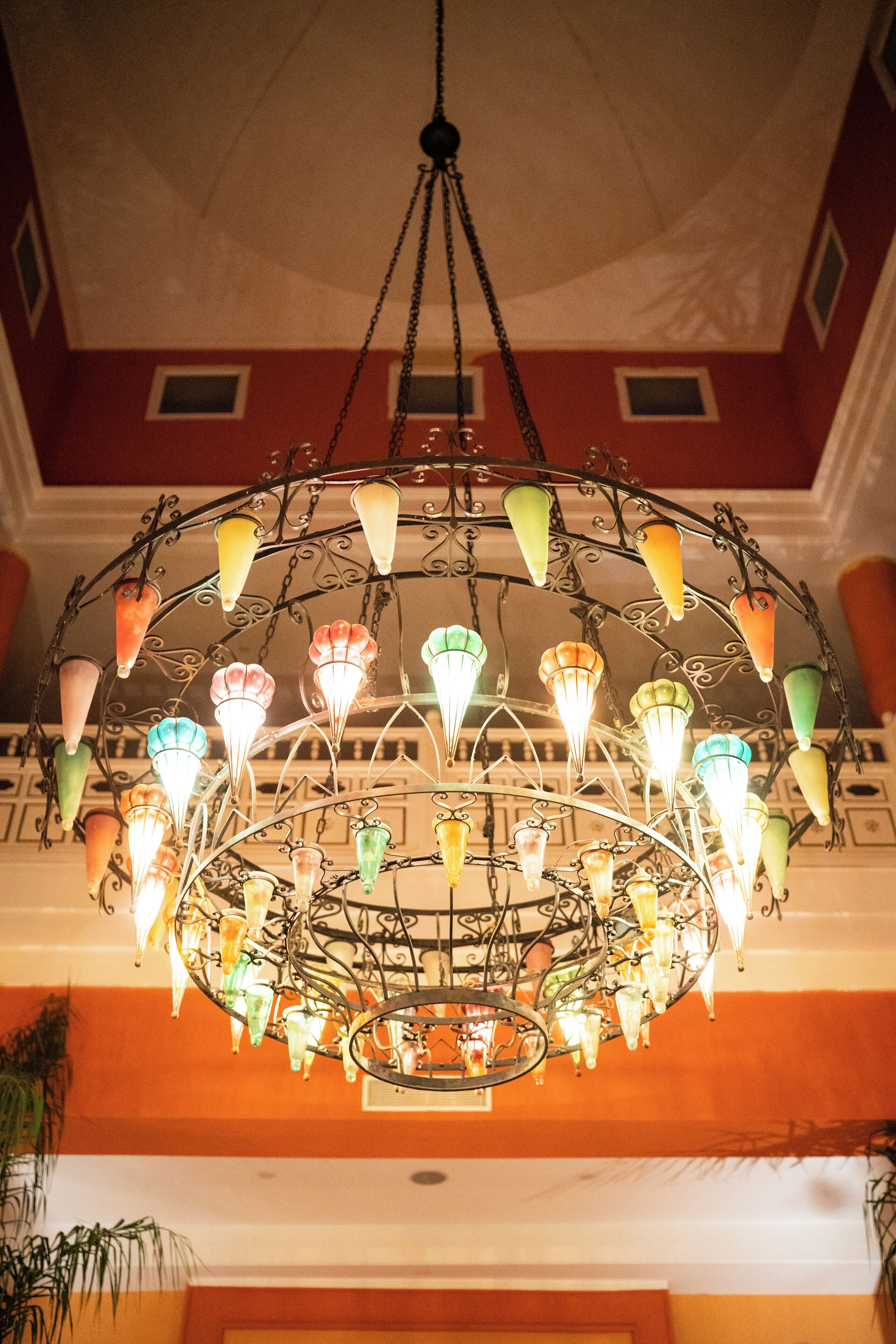 Eine Kandelaber mit mehreren farbigen Gläsern.