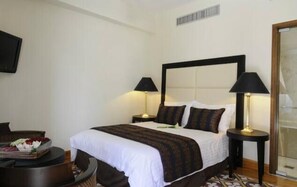 Habitación superior | Ropa de cama de alta calidad, minibar, caja fuerte