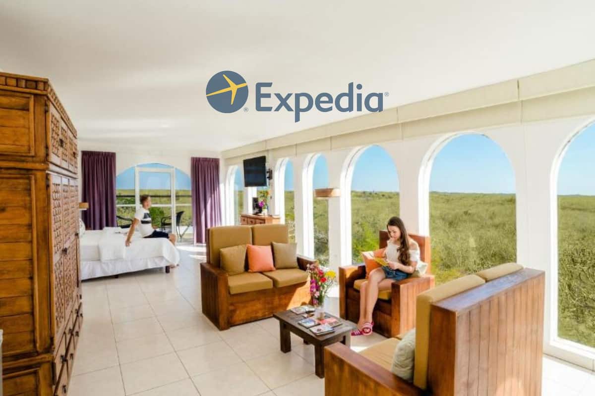Chambre panoramique, 1 très grand lit, non-fumeur, vue sur la piscine | Coffre-fort pour ordinateur portable, bureau, rideaux d’obscurcissement