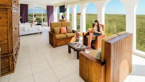 Quarto panorâmico, 1 cama King, para não fumantes, vista para a piscina