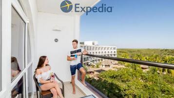 Habitación panorámica, 1 cama King size, para no fumadores, vista a la alberca | Balcón