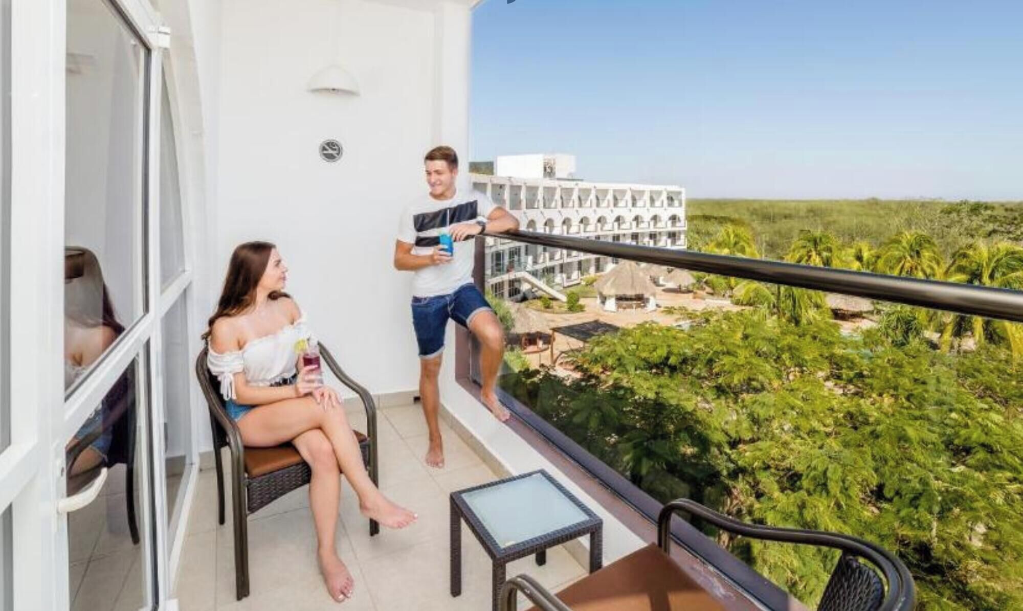 Habitación panorámica, 1 cama de matrimonio grande, no fumadores, vistas a la piscina | Balcón