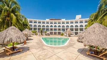 Piscina externa, espreguiçadeiras