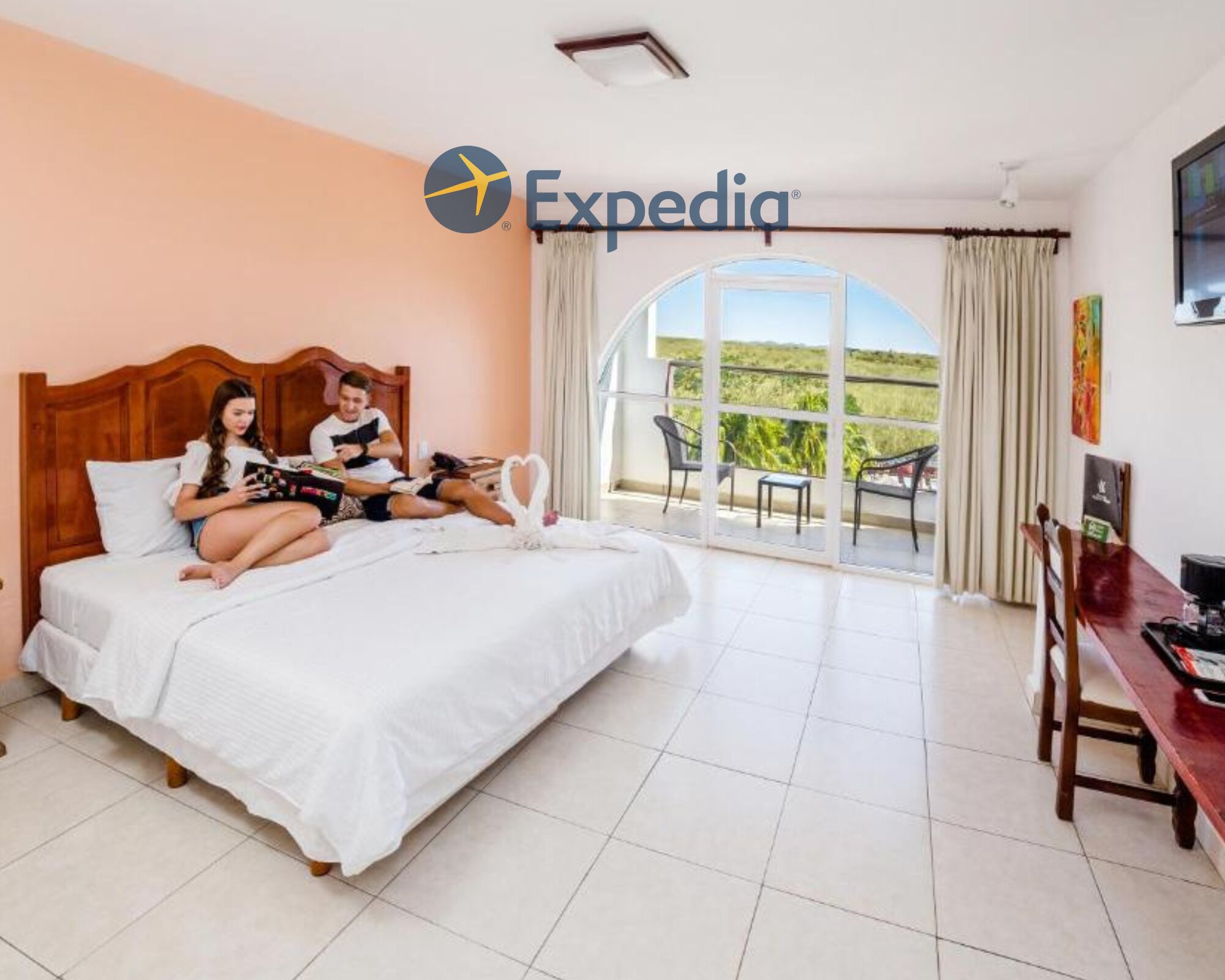Chambre Junior, 1 très grand lit, non-fumeur, vue sur la piscine | Coffre-fort pour ordinateur portable, bureau, rideaux d’obscurcissement