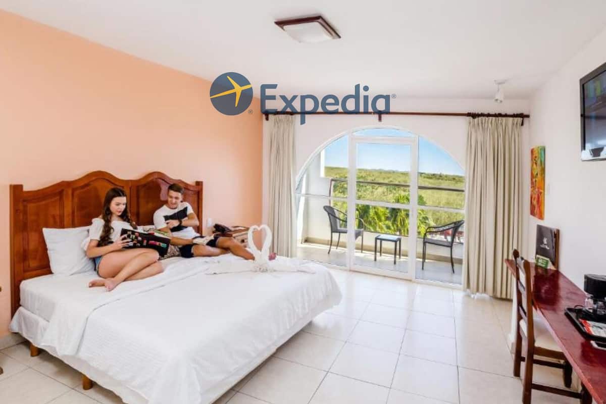 Chambre Junior, 1 très grand lit, non-fumeur, vue sur la piscine | Coffre-fort pour ordinateur portable, bureau, rideaux d’obscurcissement