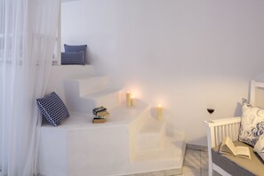Suite de luna de miel, vistas al mar | Decoración individual, tabla de planchar con plancha, wifi gratis
