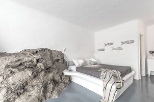 Individually decorated, iron/ironing board, free WiFi, bed sheets