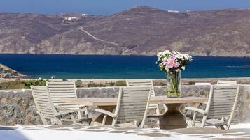 Breakfast, lunch and dinner served