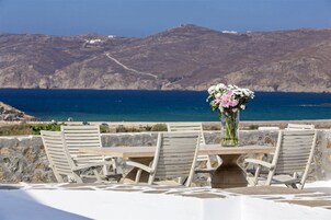 Breakfast, lunch and dinner served