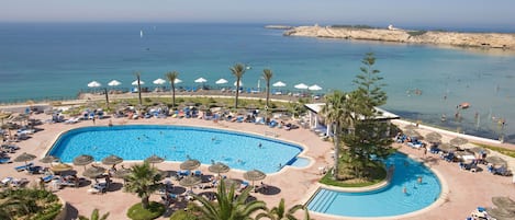 Piscine couverte, piscine extérieure, parasols de plage, chaises longues