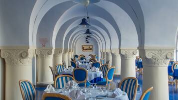2 restaurants; breakfast, lunch, and dinner served