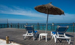 Private beach, sun loungers, beach umbrellas, beach towels - Regency Hotel and Spa (Monastir)