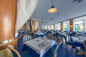 2 restaurants, breakfast served - Regency Hotel and Spa (Monastir)