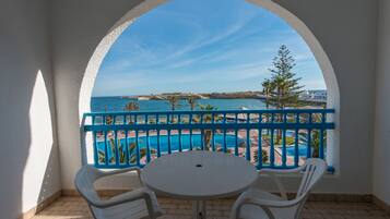 Ropa de cama de alta calidad y caja de seguridad en la habitación