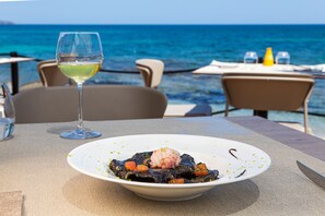 Serveert lunch, diner, Mediterrane gerechten, uitzicht op de zee 