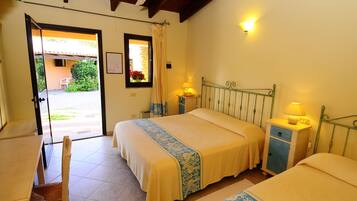 Una cassaforte in camera, una scrivania, tende oscuranti