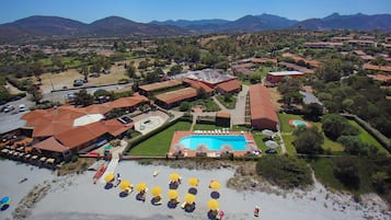 Spiaggia privata, lettini da mare, ombrelloni, un bar sulla spiaggia