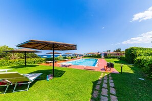 Utendørsbasseng, bassengparasoller og solsenger