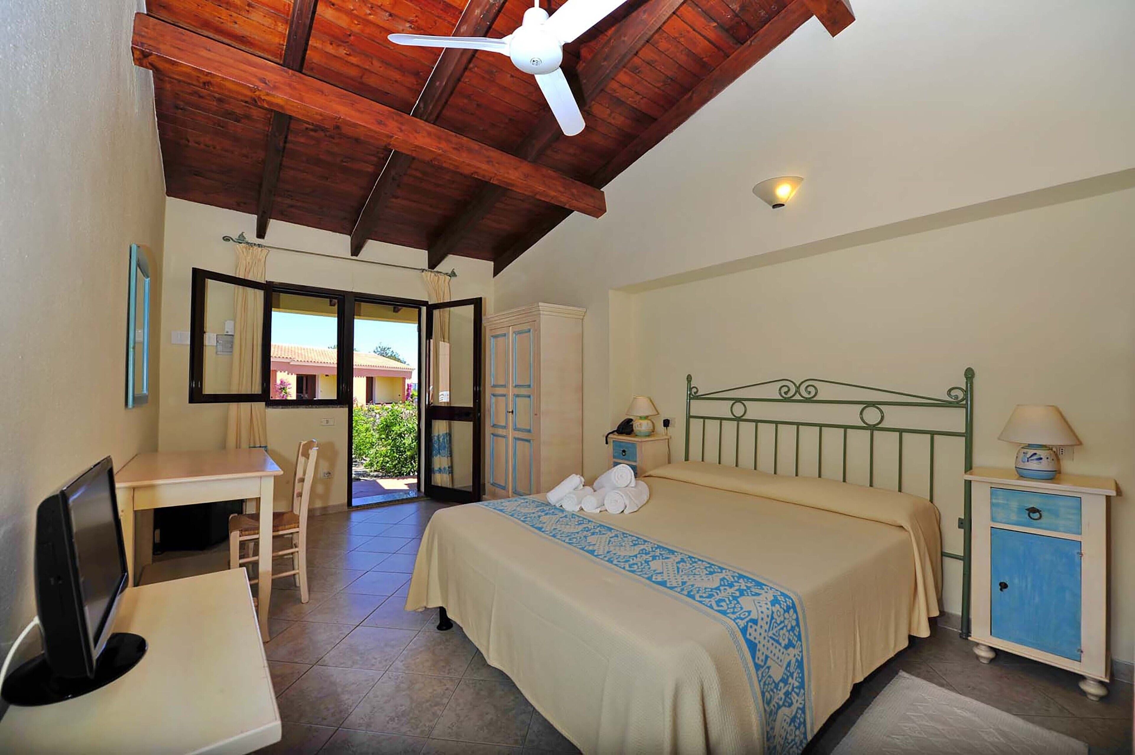 standard triple room | 1 bedroom, in-room safe, desk, blackout curtains