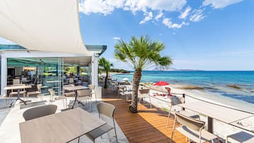 Aperto a pranzo e cena, cucina mediterranea, con vista sul mare