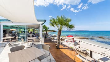 Déjeuner et dîner servis sur place, vue sur la mer 