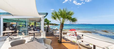 Mittagessen, Abendessen, mediterrane Küche, Blick aufs Meer 