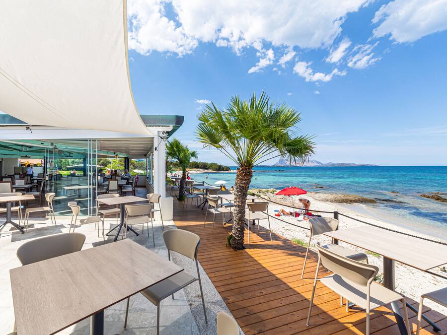 Serveert lunch, diner, Mediterrane gerechten, uitzicht op de zee